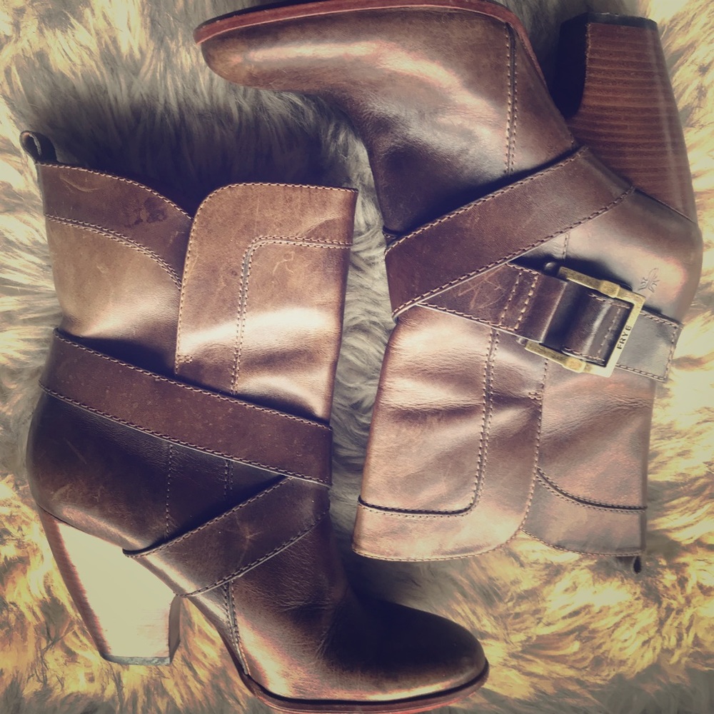 WOMAN’S FRYE BOOTS